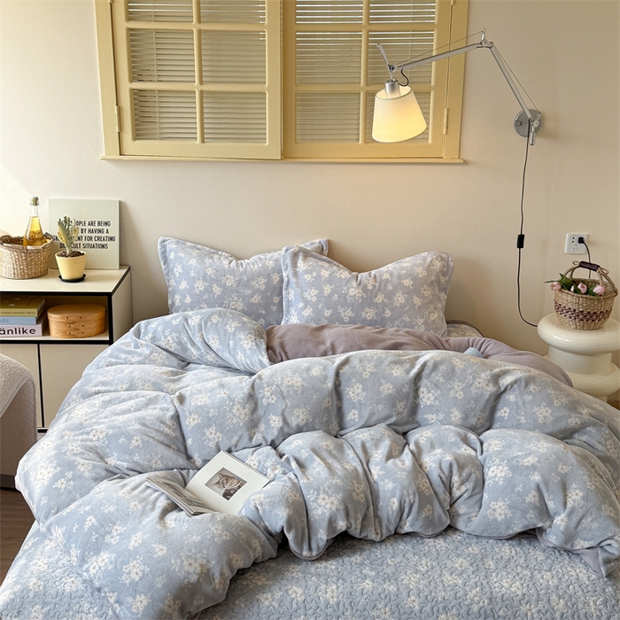 潘朵拉家纺 2025新款牛奶绒床盖款四件套 蓝屿
