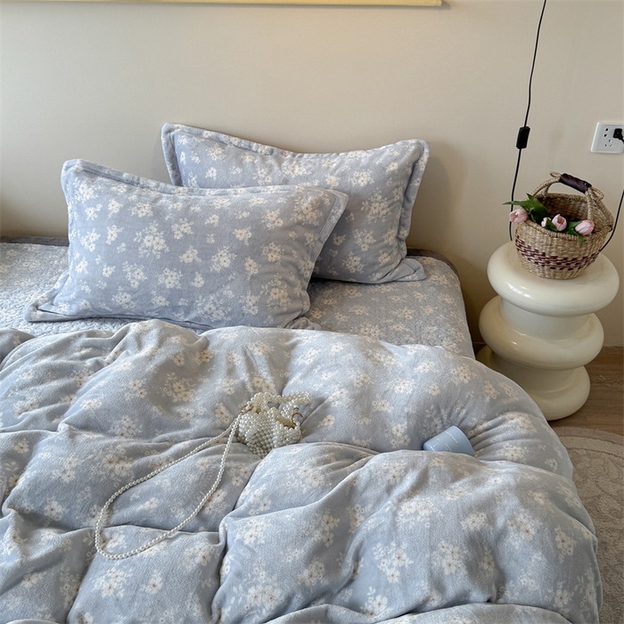91家纺网 家纺一手货源 找家纺 潘朵拉家纺 2025新款牛奶绒床盖款四件套 蓝屿