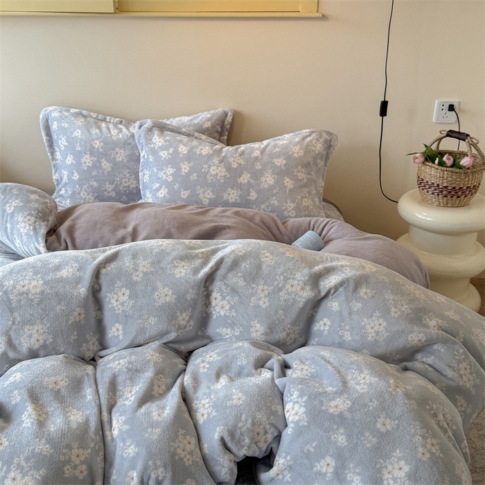 91家纺网 家纺一手货源 找家纺 潘朵拉家纺 2025新款牛奶绒床盖款四件套 蓝屿