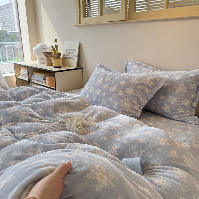 91家纺网 家纺一手货源 找家纺 潘朵拉家纺 2025新款牛奶绒床盖款四件套 蓝屿