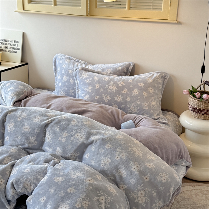 91家纺网 家纺一手货源 找家纺 潘朵拉家纺 2025新款牛奶绒床盖款四件套 蓝屿