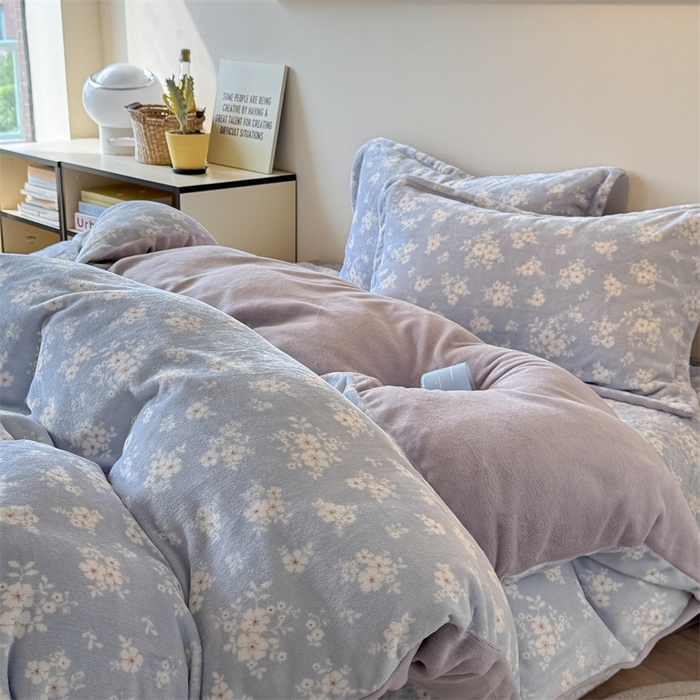 91家纺网 家纺一手货源 找家纺 潘朵拉家纺 2025新款牛奶绒床盖款四件套 蓝屿