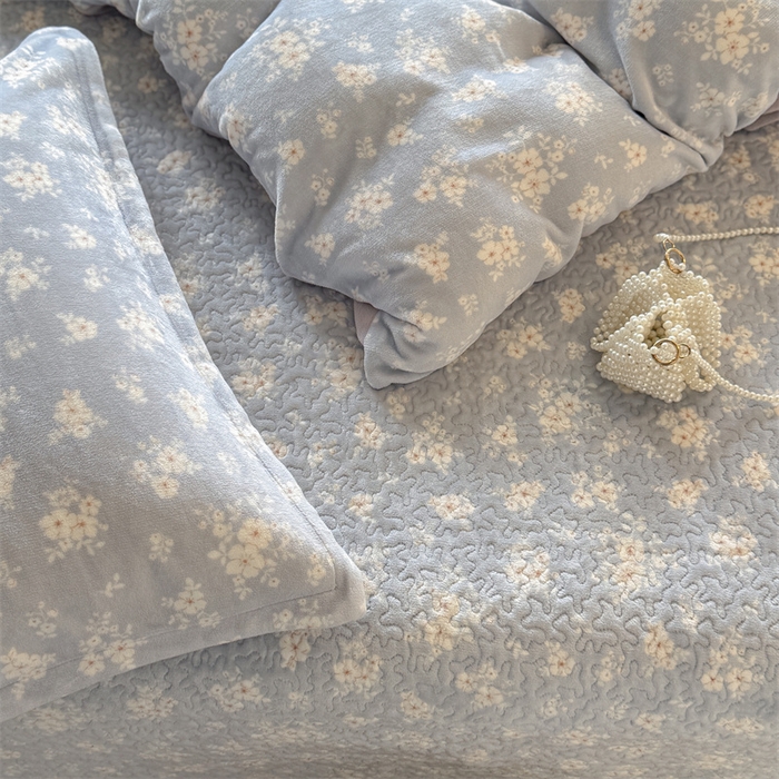 91家纺网 家纺一手货源 找家纺 潘朵拉家纺 2025新款牛奶绒床盖款四件套 蓝屿