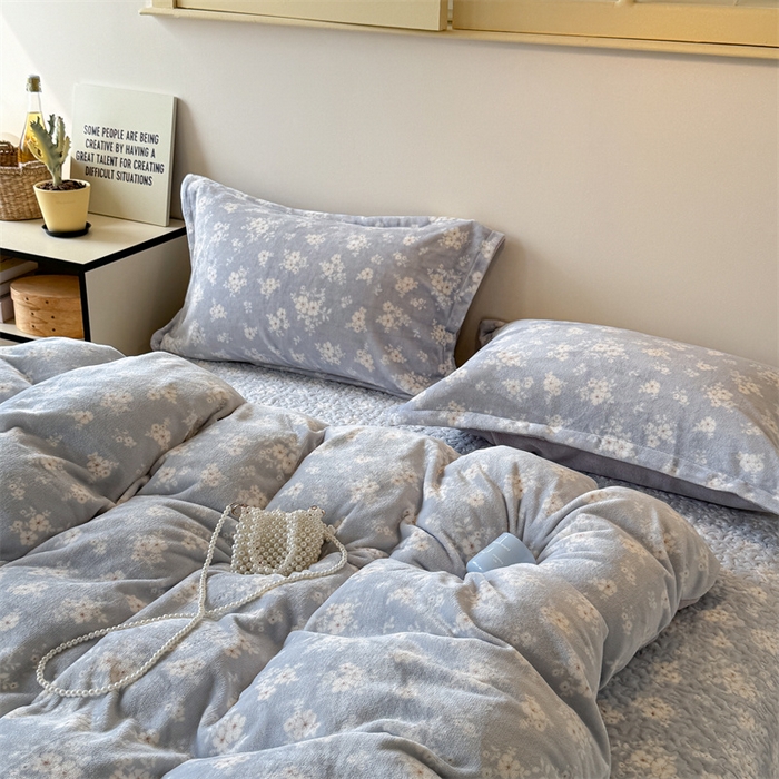 91家纺网 家纺一手货源 找家纺 潘朵拉家纺 2025新款牛奶绒床盖款四件套 蓝屿