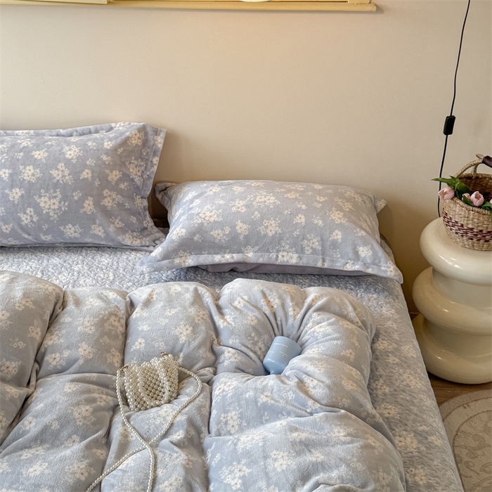 91家纺网 家纺一手货源 找家纺 潘朵拉家纺 2025新款牛奶绒床盖款四件套 蓝屿