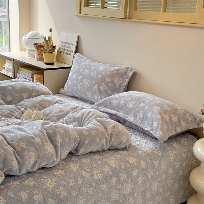 91家纺网 家纺一手货源 找家纺 潘朵拉家纺 2025新款牛奶绒床盖款四件套 蓝屿