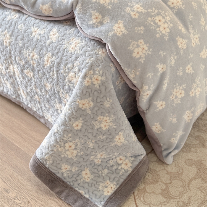 91家纺网 家纺一手货源 找家纺 潘朵拉家纺 2025新款牛奶绒床盖款四件套 蓝屿