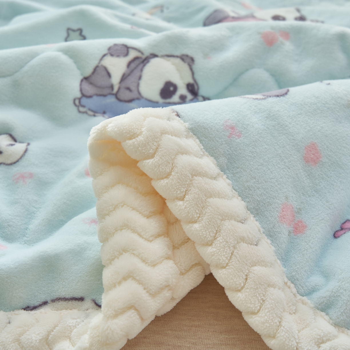 91家纺网 家纺一手货源 找家纺 晨曦家纺 2025新款加厚保暖牛奶绒贝贝绒三层夹棉毛毯可爱卡通 可爱熊猫