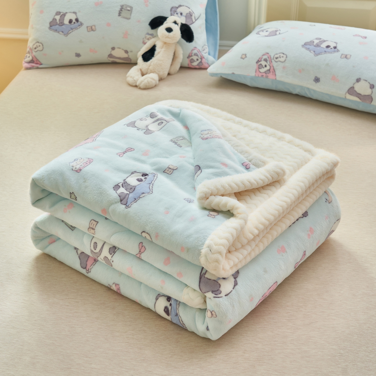 91家纺网 家纺一手货源 找家纺 晨曦家纺 2025新款加厚保暖牛奶绒贝贝绒三层夹棉毛毯可爱卡通 可爱熊猫