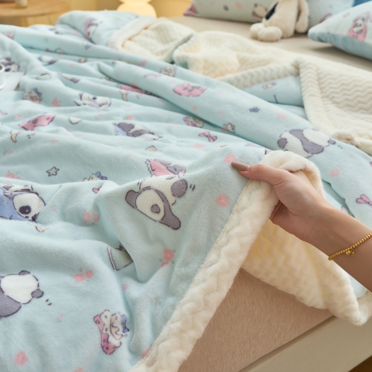 91家纺网 家纺一手货源 找家纺 晨曦家纺 2025新款加厚保暖牛奶绒贝贝绒三层夹棉毛毯可爱卡通 可爱熊猫