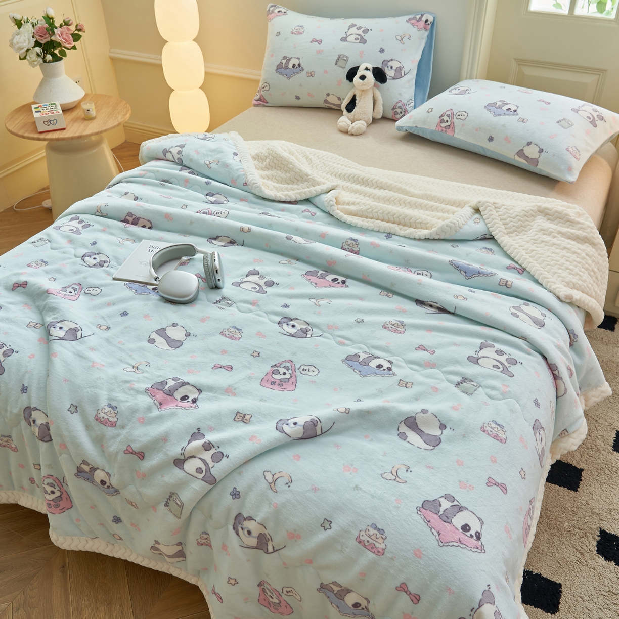 91家纺网 家纺一手货源 找家纺 晨曦家纺 2025新款加厚保暖牛奶绒贝贝绒三层夹棉毛毯可爱卡通 可爱熊猫