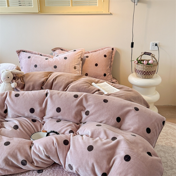 91家纺网 家纺一手货源 找家纺 潘朵拉家纺 2025新款牛奶绒床盖款四件套 奶茶