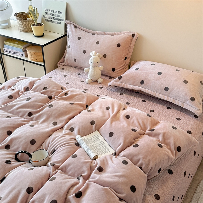 91家纺网 家纺一手货源 找家纺 潘朵拉家纺 2025新款牛奶绒床盖款四件套 奶茶