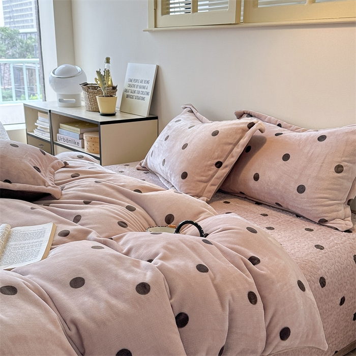 91家纺网 家纺一手货源 找家纺 潘朵拉家纺 2025新款牛奶绒床盖款四件套 奶茶