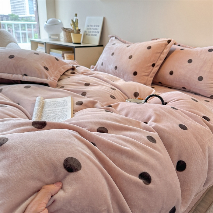 91家纺网 家纺一手货源 找家纺 潘朵拉家纺 2025新款牛奶绒床盖款四件套 奶茶