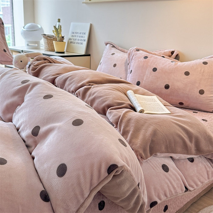 91家纺网 家纺一手货源 找家纺 潘朵拉家纺 2025新款牛奶绒床盖款四件套 奶茶