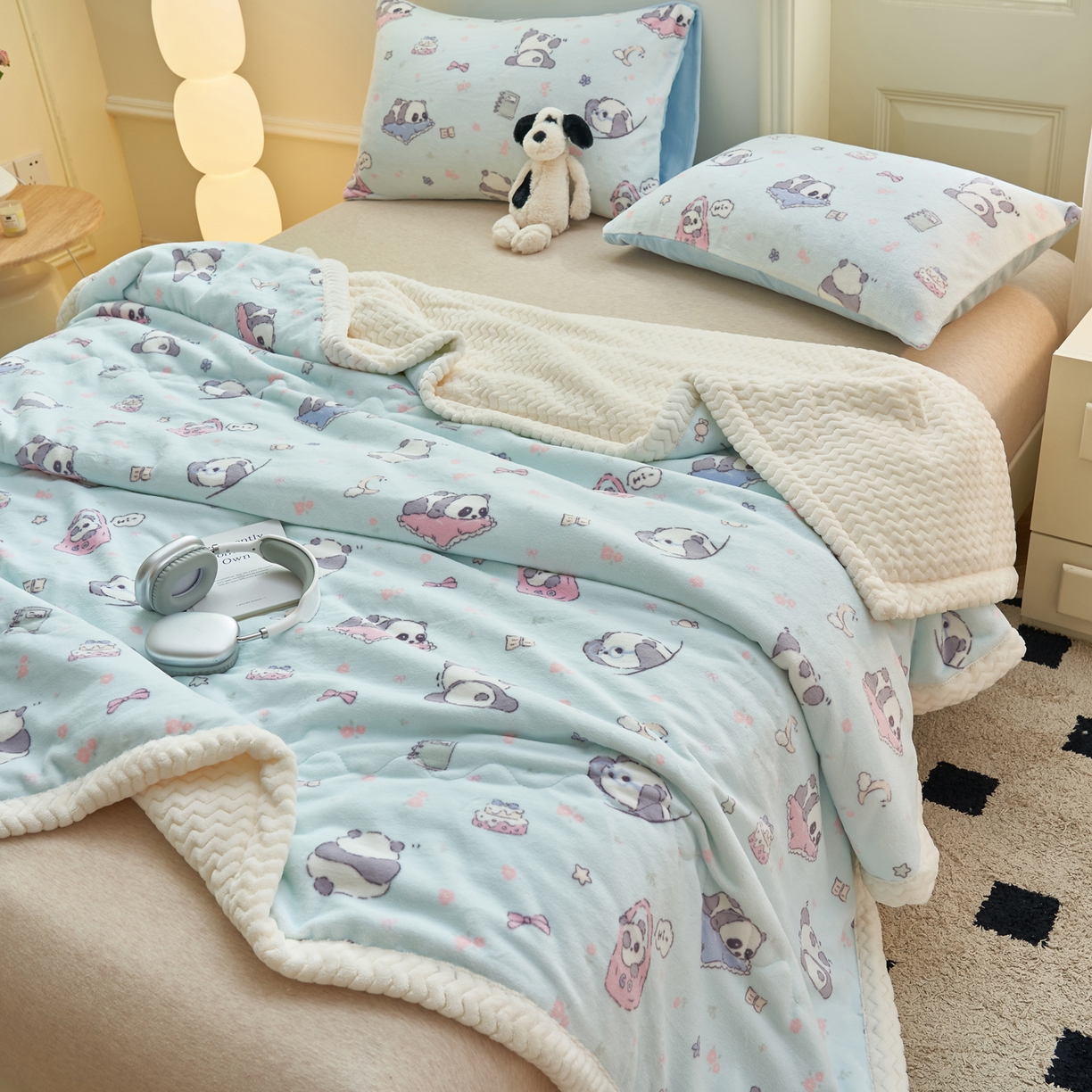 91家纺网 家纺一手货源 找家纺 晨曦家纺 2025新款加厚保暖牛奶绒贝贝绒三层夹棉毛毯可爱卡通 可爱熊猫