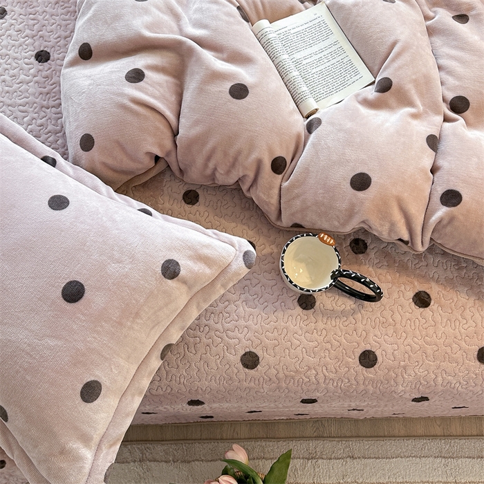 91家纺网 家纺一手货源 找家纺 潘朵拉家纺 2025新款牛奶绒床盖款四件套 奶茶