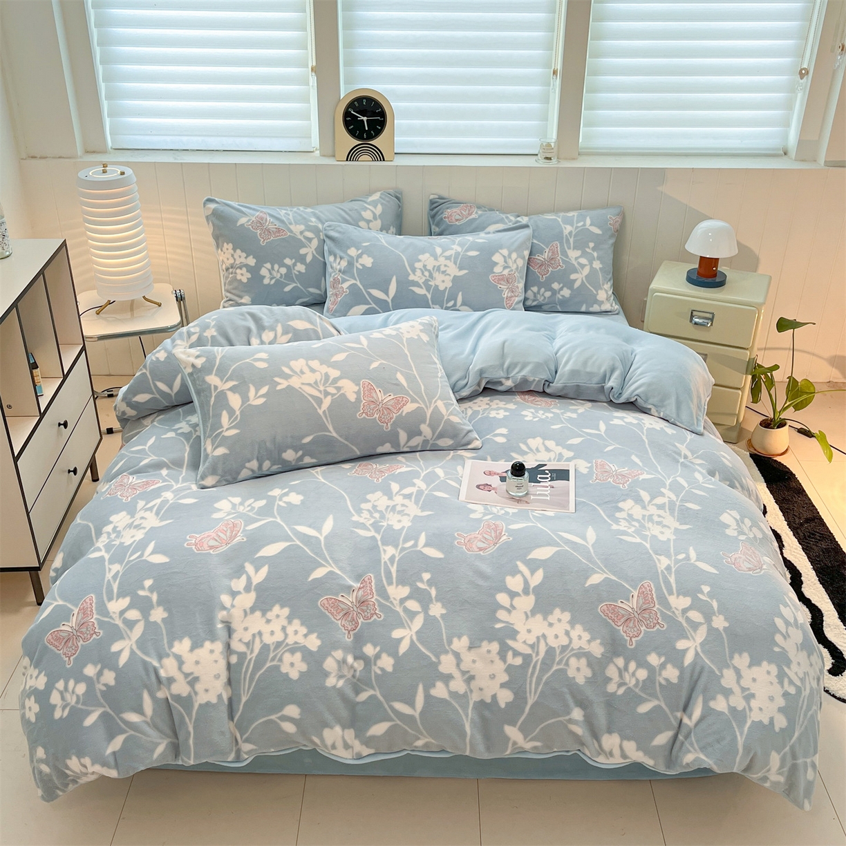 91家纺网 家纺一手货源 找家纺 星座  2025新款牛奶绒雕花绒四件套 蝶语蓝韵