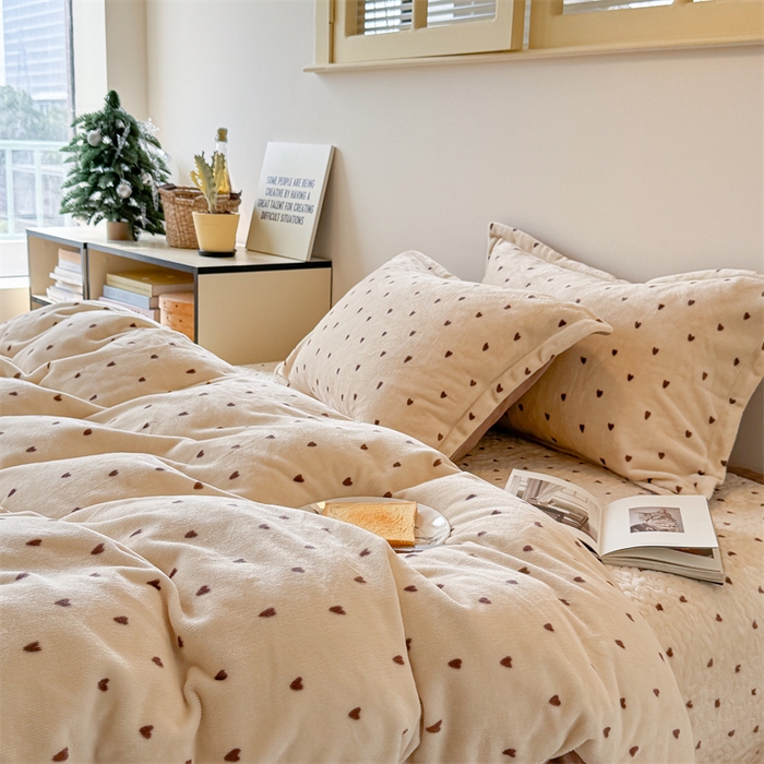 91家纺网 家纺一手货源 找家纺 潘朵拉家纺 2025新款牛奶绒床盖款四件套 怦然心动