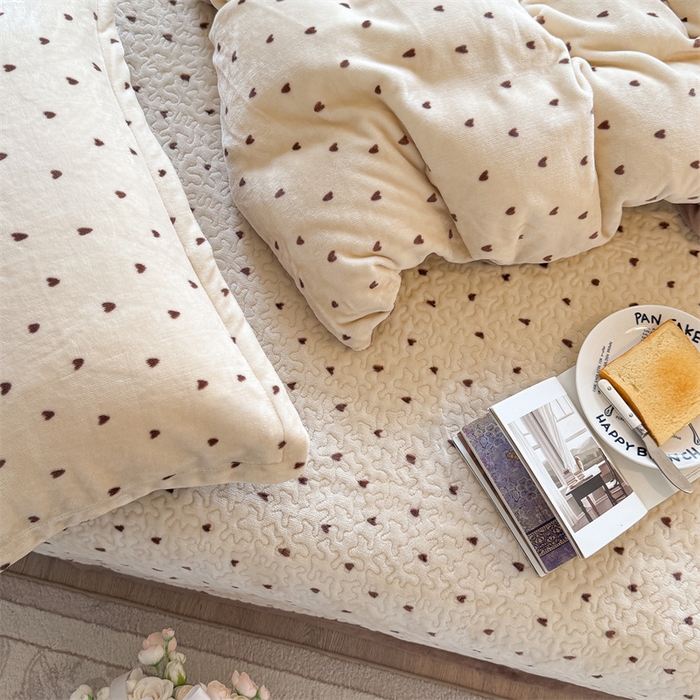 91家纺网 家纺一手货源 找家纺 潘朵拉家纺 2025新款牛奶绒床盖款四件套 怦然心动