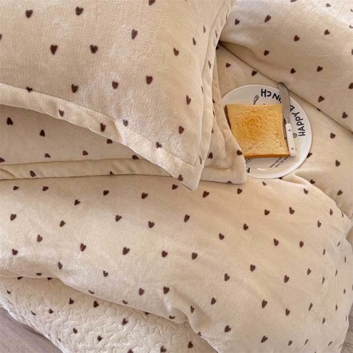 91家纺网 家纺一手货源 找家纺 潘朵拉家纺 2025新款牛奶绒床盖款四件套 怦然心动