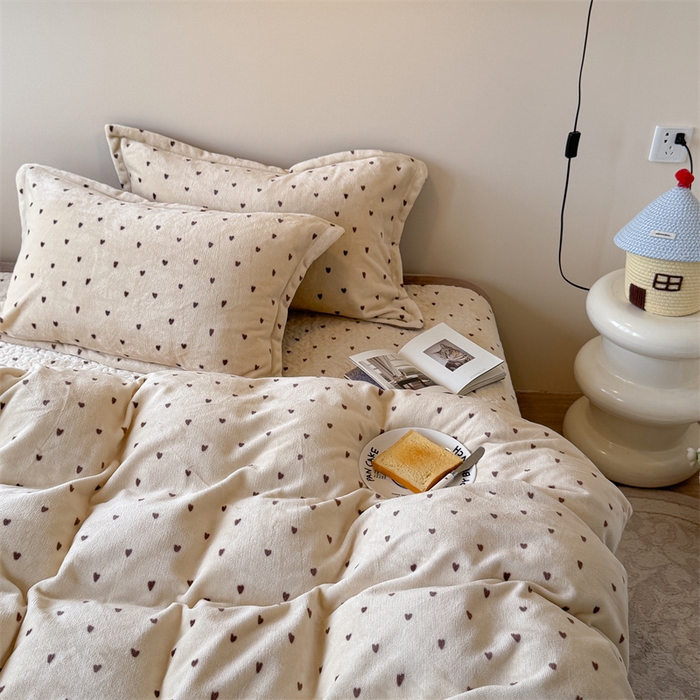 91家纺网 家纺一手货源 找家纺 潘朵拉家纺 2025新款牛奶绒床盖款四件套 怦然心动