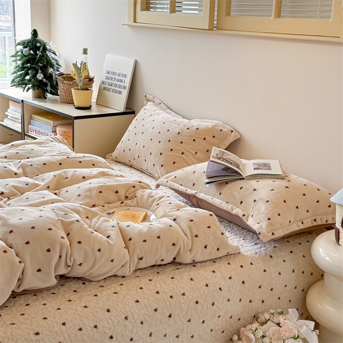 91家纺网 家纺一手货源 找家纺 潘朵拉家纺 2025新款牛奶绒床盖款四件套 怦然心动