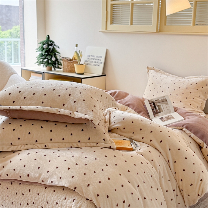 91家纺网 家纺一手货源 找家纺 潘朵拉家纺 2025新款牛奶绒床盖款四件套 怦然心动