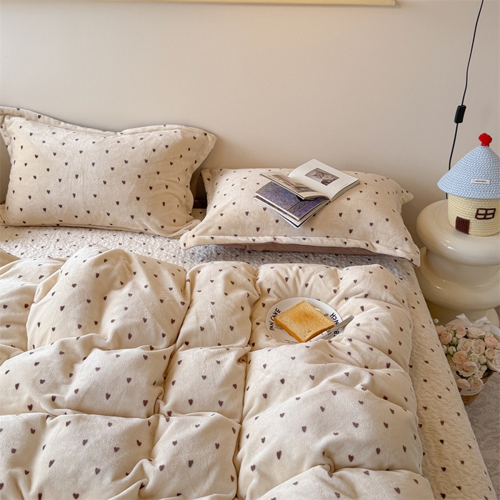 91家纺网 家纺一手货源 找家纺 潘朵拉家纺 2025新款牛奶绒床盖款四件套 怦然心动