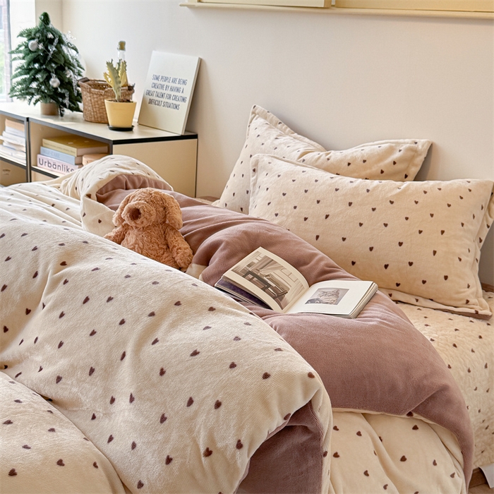 91家纺网 家纺一手货源 找家纺 潘朵拉家纺 2025新款牛奶绒床盖款四件套 怦然心动