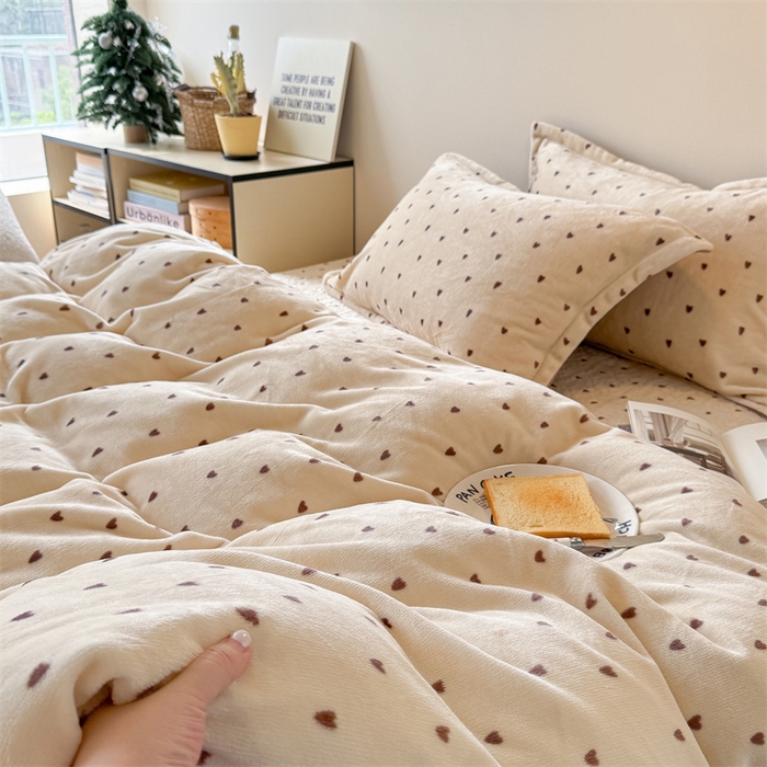 91家纺网 家纺一手货源 找家纺 潘朵拉家纺 2025新款牛奶绒床盖款四件套 怦然心动