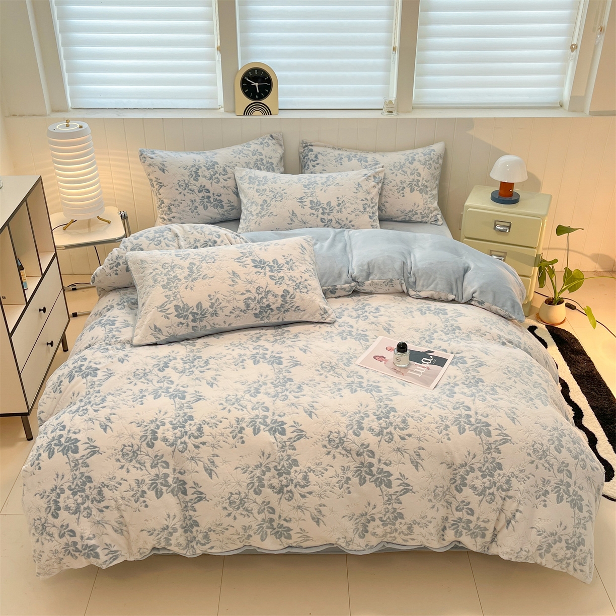 91家纺网 家纺一手货源 找家纺 星座  2025新款牛奶绒雕花绒四件套 蓝蔓花叙