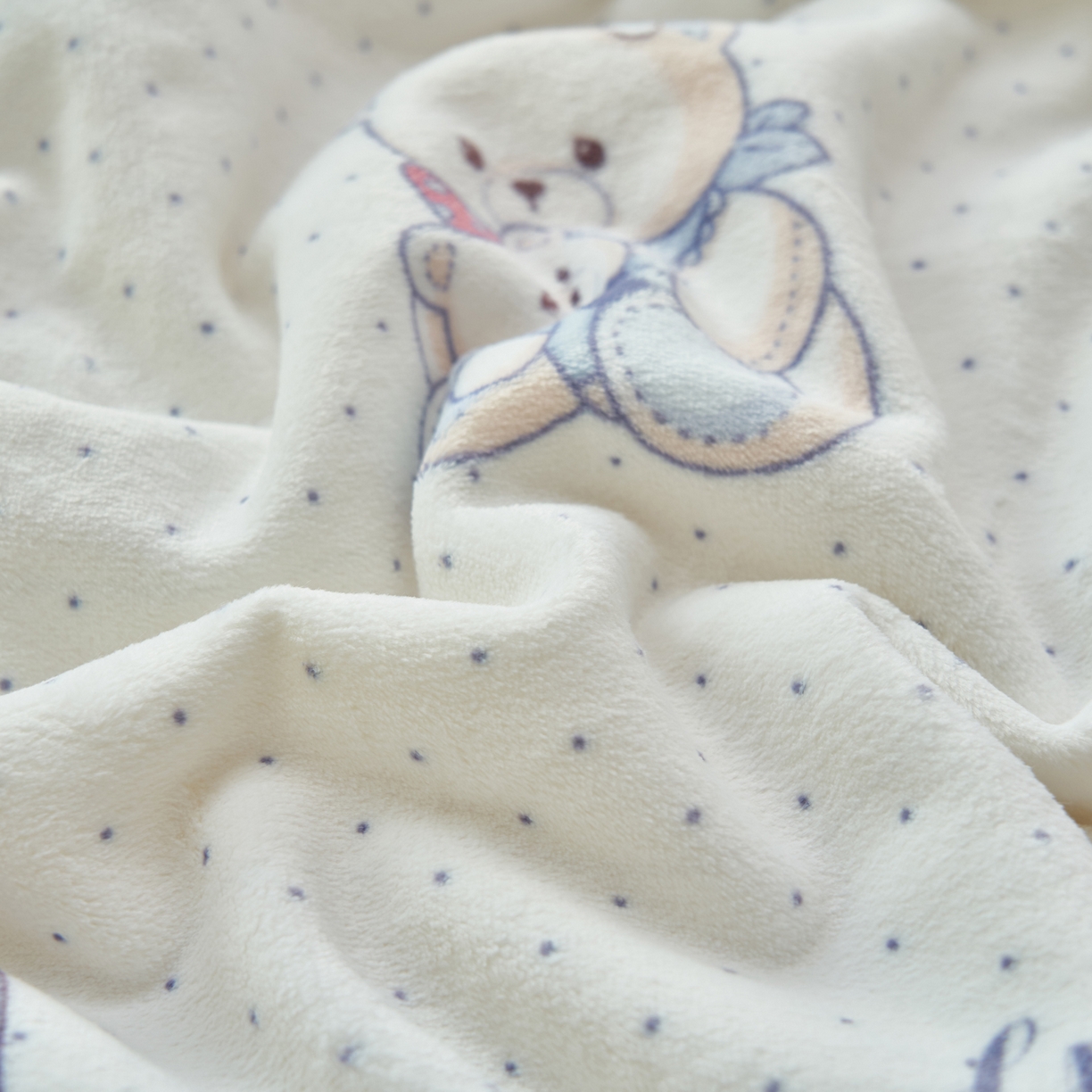 91家纺网 家纺一手货源 找家纺 晨曦家纺 2025新款加厚保暖牛奶绒贝贝绒三层夹棉毛毯可爱卡通 萌萌熊仔