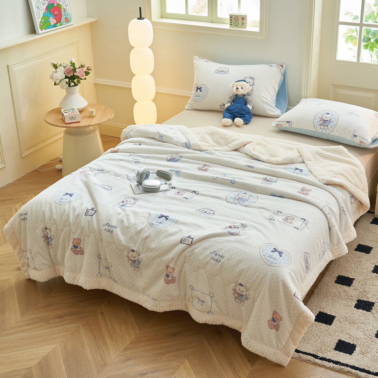 91家纺网 家纺一手货源 找家纺 晨曦家纺 2025新款加厚保暖牛奶绒贝贝绒三层夹棉毛毯可爱卡通 萌萌熊仔