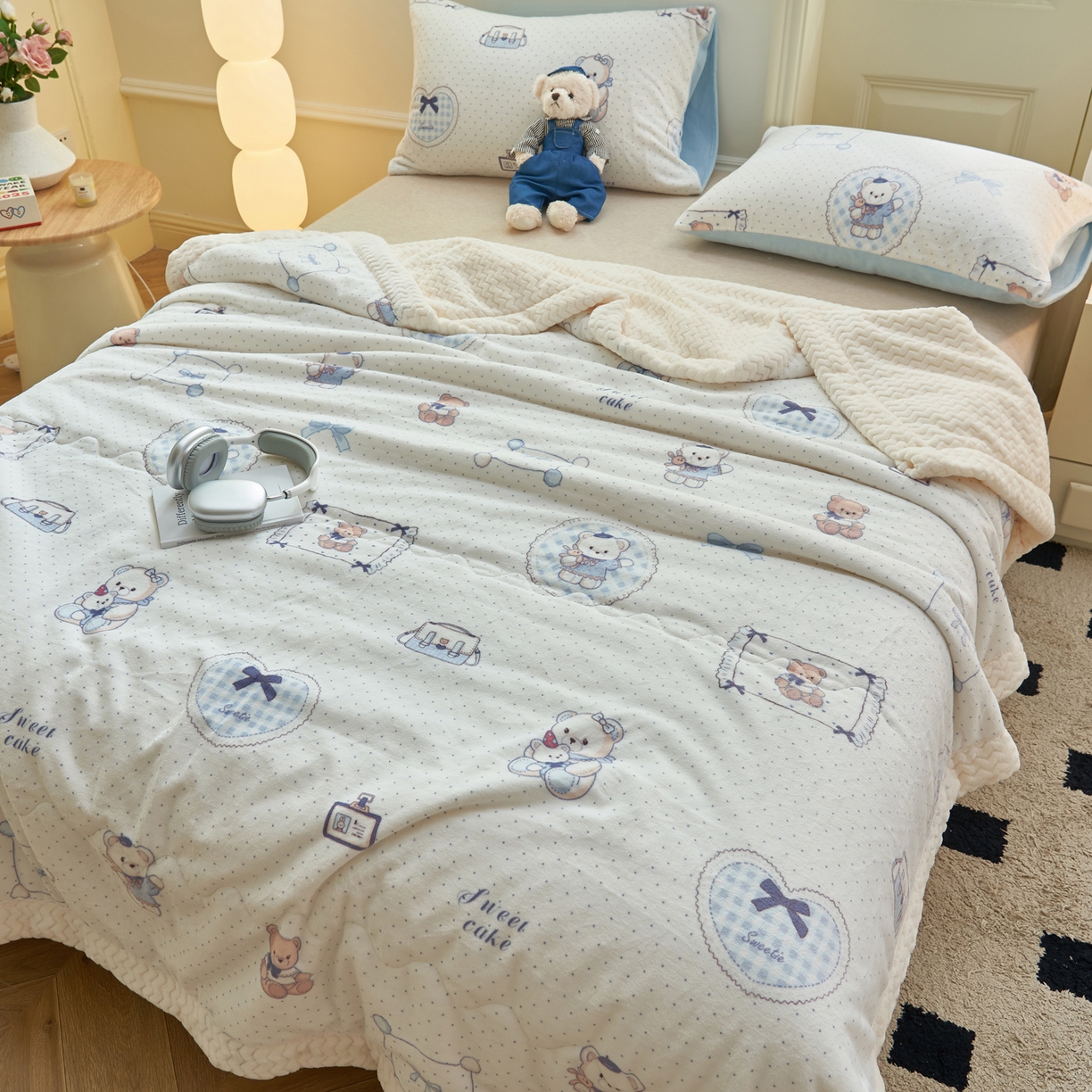 91家纺网 家纺一手货源 找家纺 晨曦家纺 2025新款加厚保暖牛奶绒贝贝绒三层夹棉毛毯可爱卡通 萌萌熊仔