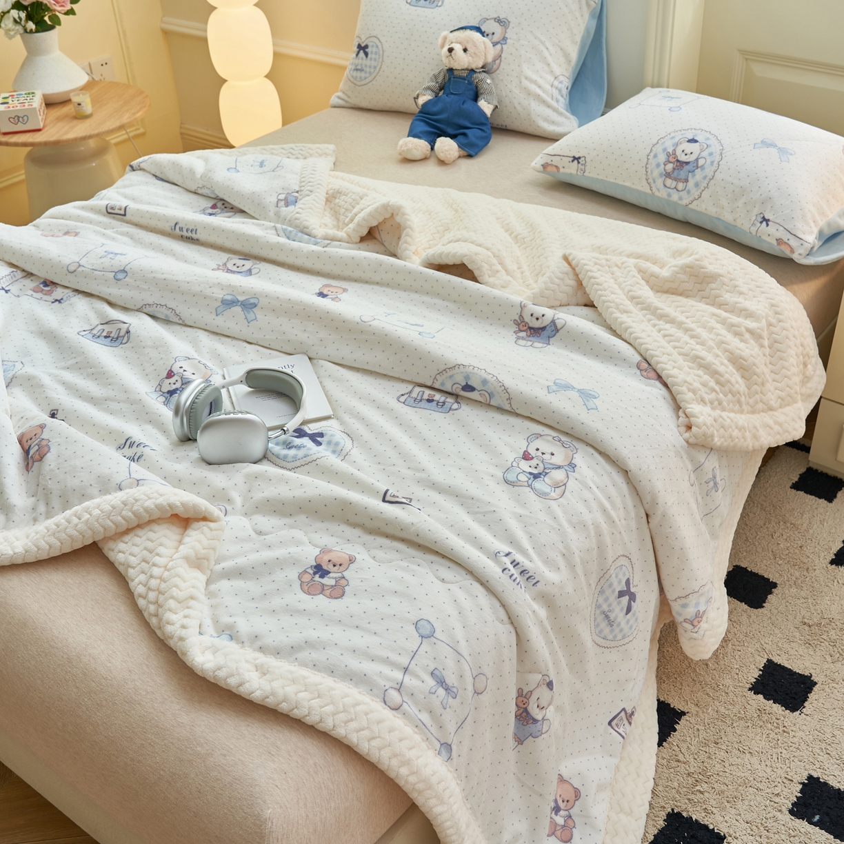 91家纺网 家纺一手货源 找家纺 晨曦家纺 2025新款加厚保暖牛奶绒贝贝绒三层夹棉毛毯可爱卡通 萌萌熊仔