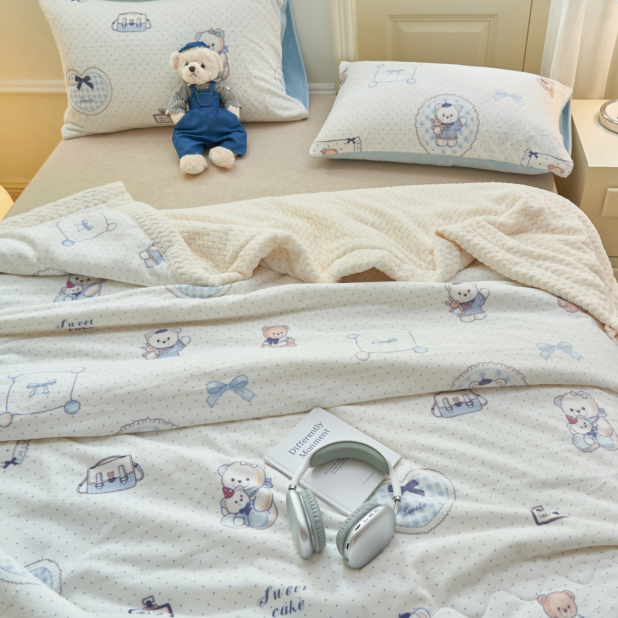 91家纺网 家纺一手货源 找家纺 晨曦家纺 2025新款加厚保暖牛奶绒贝贝绒三层夹棉毛毯可爱卡通 萌萌熊仔