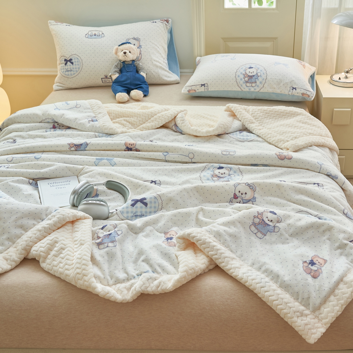 91家纺网 家纺一手货源 找家纺 晨曦家纺 2025新款加厚保暖牛奶绒贝贝绒三层夹棉毛毯可爱卡通 萌萌熊仔