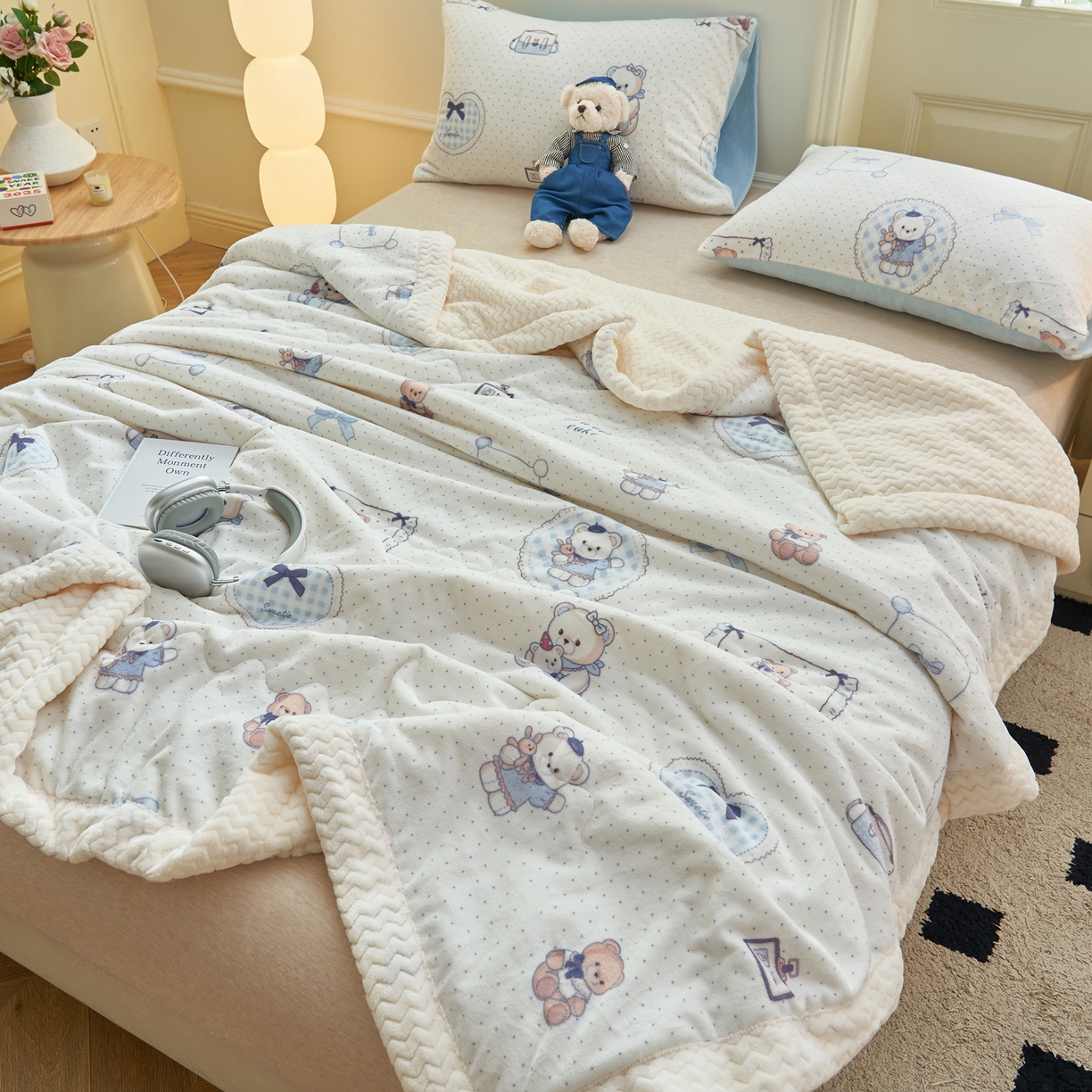 91家纺网 家纺一手货源 找家纺 晨曦家纺 2025新款加厚保暖牛奶绒贝贝绒三层夹棉毛毯可爱卡通 萌萌熊仔