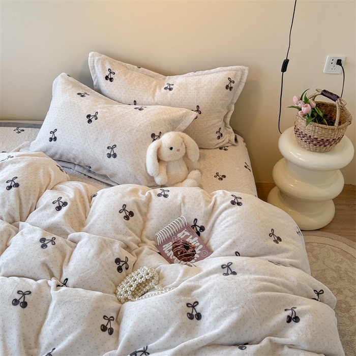 91家纺网 家纺一手货源 找家纺 潘朵拉家纺 2025新款牛奶绒床盖款四件套 樱韵