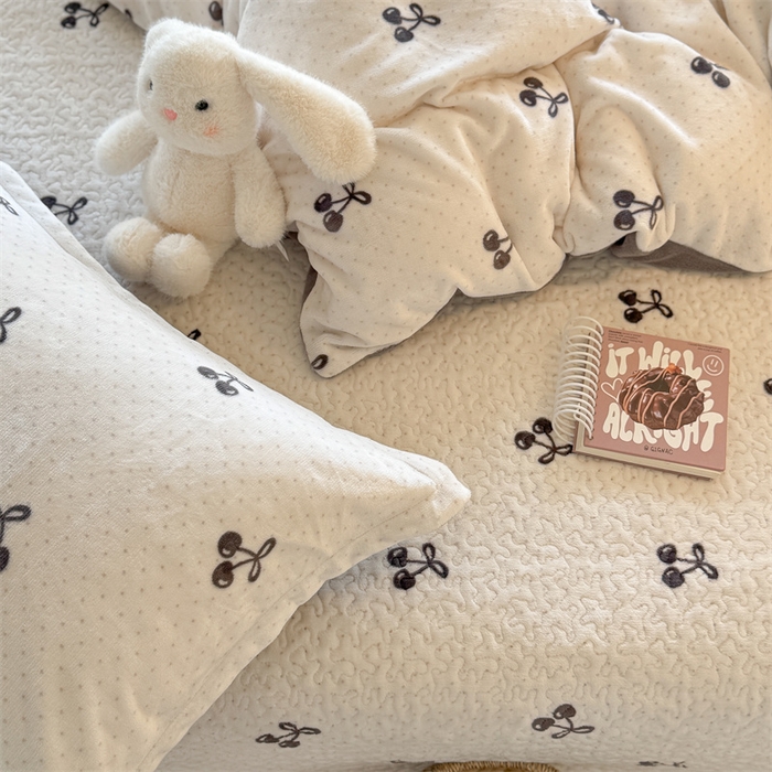 91家纺网 家纺一手货源 找家纺 潘朵拉家纺 2025新款牛奶绒床盖款四件套 樱韵