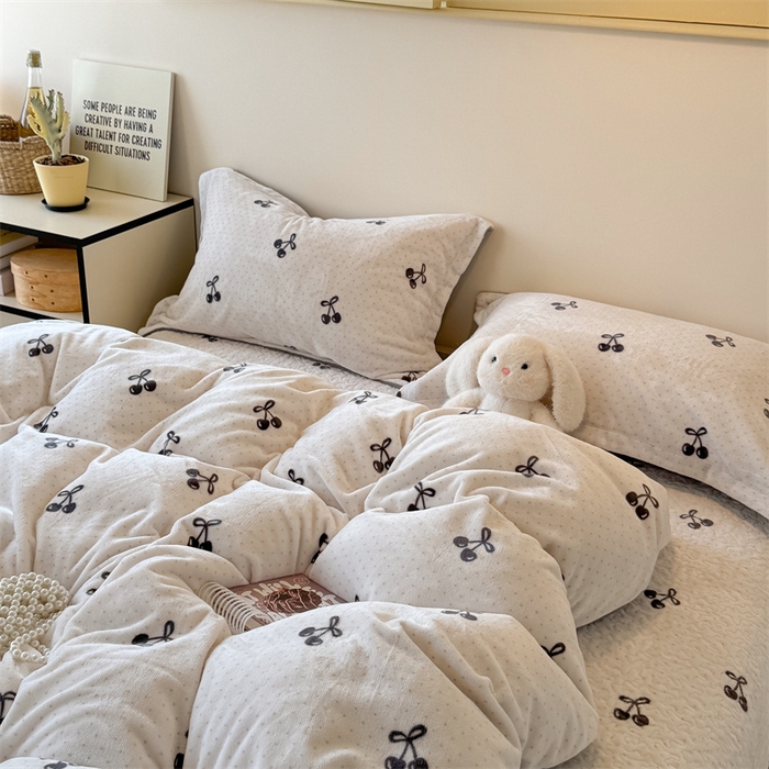 91家纺网 家纺一手货源 找家纺 潘朵拉家纺 2025新款牛奶绒床盖款四件套 樱韵