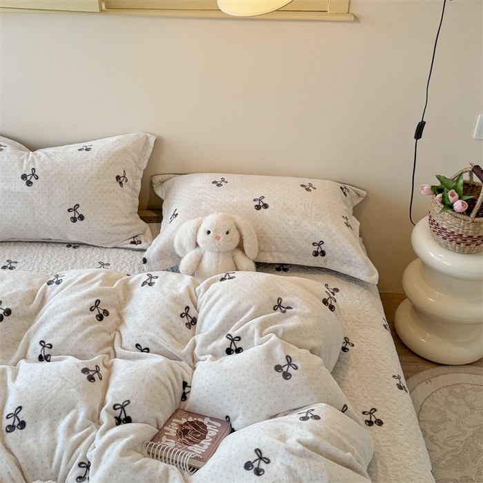 91家纺网 家纺一手货源 找家纺 潘朵拉家纺 2025新款牛奶绒床盖款四件套 樱韵