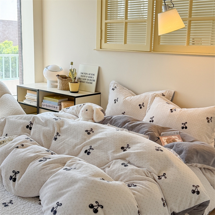 91家纺网 家纺一手货源 找家纺 潘朵拉家纺 2025新款牛奶绒床盖款四件套 樱韵