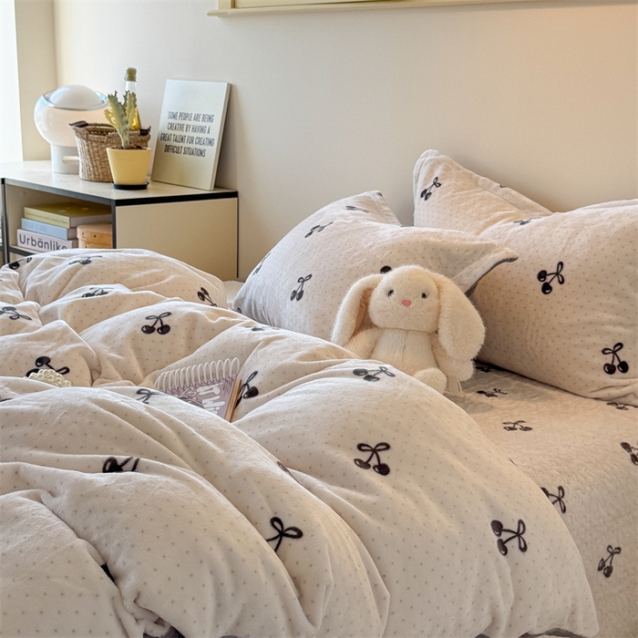 91家纺网 家纺一手货源 找家纺 潘朵拉家纺 2025新款牛奶绒床盖款四件套 樱韵