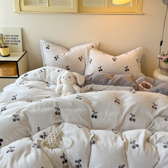 91家纺网 家纺一手货源 找家纺 潘朵拉家纺 2025新款牛奶绒床盖款四件套 樱韵