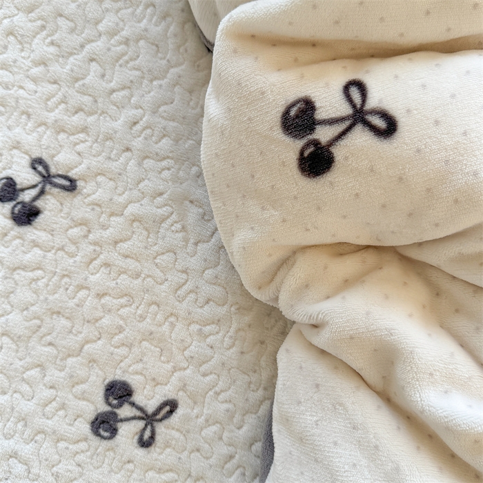 91家纺网 家纺一手货源 找家纺 潘朵拉家纺 2025新款牛奶绒床盖款四件套 樱韵