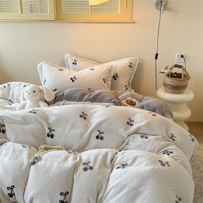 91家纺网 家纺一手货源 找家纺 潘朵拉家纺 2025新款牛奶绒床盖款四件套 樱韵