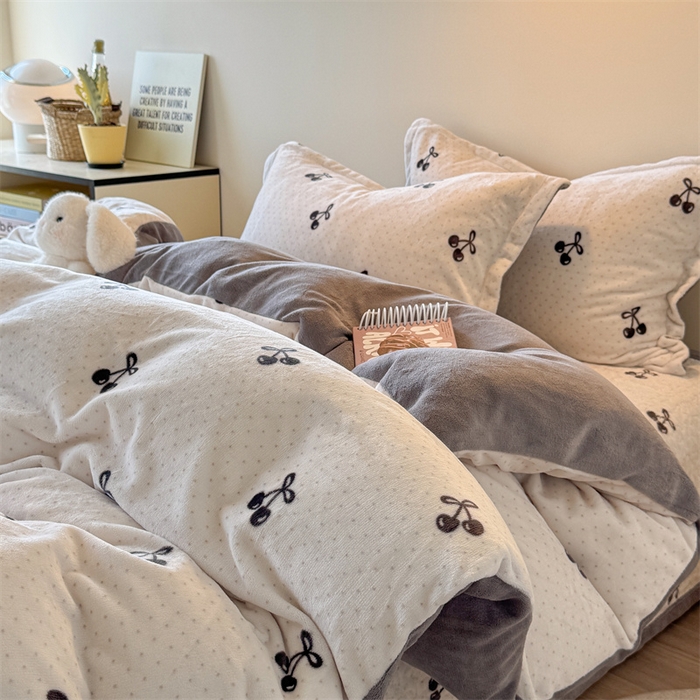 91家纺网 家纺一手货源 找家纺 潘朵拉家纺 2025新款牛奶绒床盖款四件套 樱韵